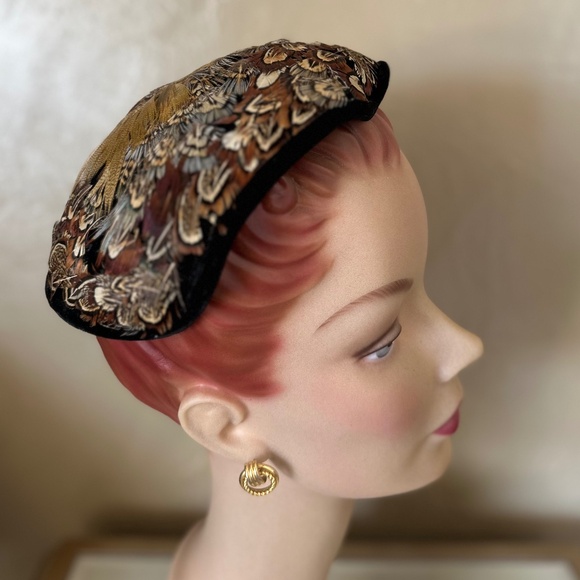 PRETTY 1950\'s PHEASANT FEATHER COVERED COCKTAIL HAT EDGED IN BLACK VELOUR main image 5